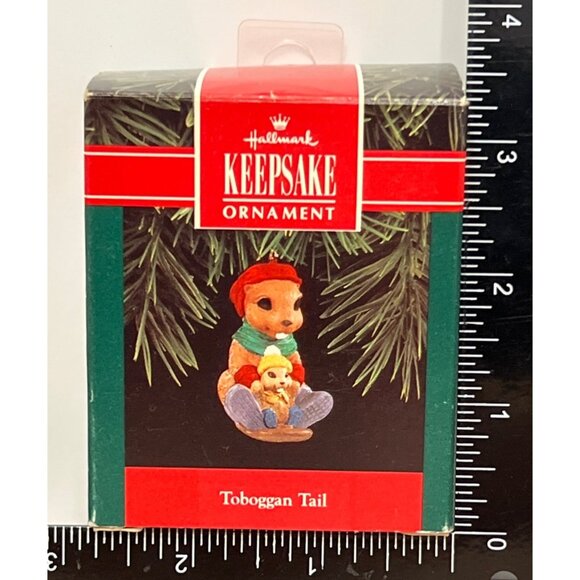 1992 HALLMARK KEEPSAKE ORNAMENT QX545-9 TOBOGGAN TAIL BEAVER & BABY SLED - Picture 1 of 6